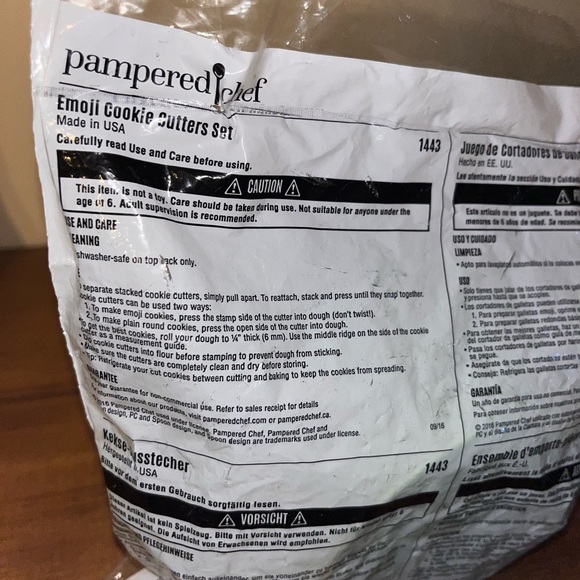 Pampered Chef Emoji Cookie cutters - Picture 3 of 4